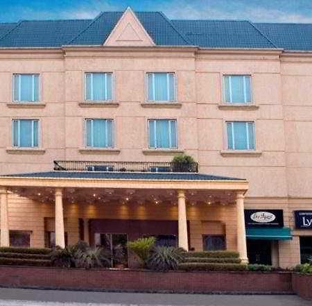 Savoy Suites Noida Zewnętrze zdjęcie